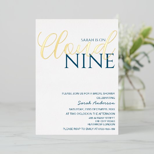 ミニマリストクラウドナインブライダルシャワーゴールデン 箔招待状 (立ち正面)