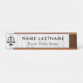 ミニマリストグレーホワイトウッドランド弁護士 デスクネームプレート (正面)
