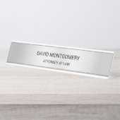 ミニマリストシルバーと黒人タイポグラフィ弁護士 デスクネームプレート (正面)