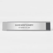 ミニマリストシルバーと黒人タイポグラフィ弁護士 デスクネームプレート (正面)