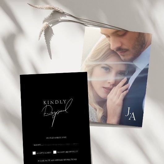ミニマリストシンプルブラックのスクリプ結婚ト写真 出欠カード