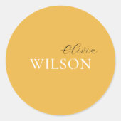 ミニマリストスクリプトタイポグラフィマスタードイエロー ラウンドシール (正面)