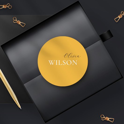 ミニマリストスクリプトタイポグラフィマスタードイエロー ラウンドシール