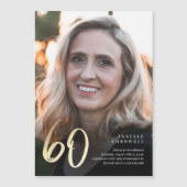 ミニマリストスクリプトブラックと金ゴールド60誕生日 マグネット招待状 (正面)
