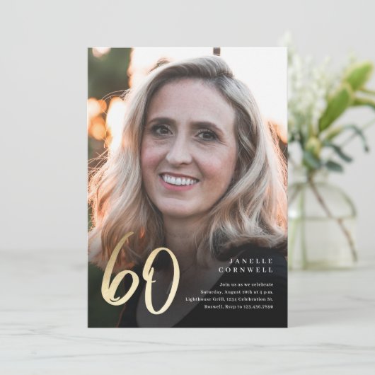 ミニマリストスクリプトブラックと金ゴールド60誕生日 招待状 (スタンド正面)