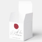 ミニマリストスクリプトレッドワックススタンプ企業のモノグラム フェイバーボックス (オープン)