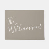 ミニマリストスパーソナライズされたクリプト名Taupe Brown   ドアマット (正面)