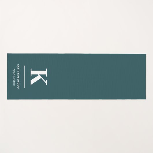 ミニマリストスモークグリーンモダンラージイニシャル ヨガマット (正面(横))