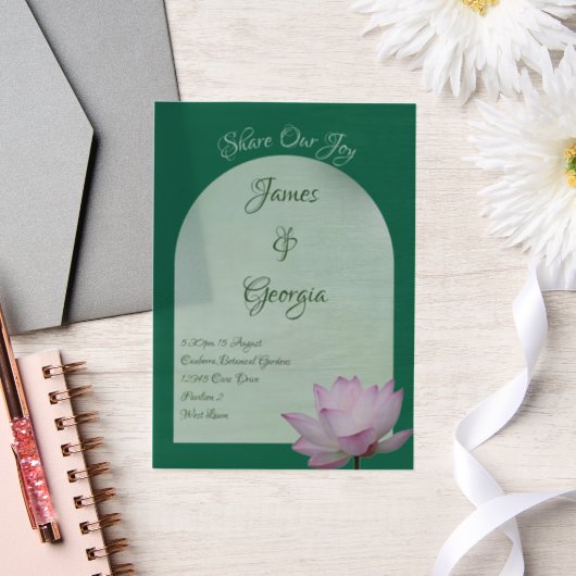 ミニマリストソフトピンク&グリーンロータス結婚ズ ベラム紙招待状 (ウェディング)