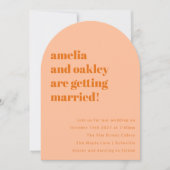 ミニマリストソフトピーチオレンジレトロ結婚ズアーチ 招待状 (正面)