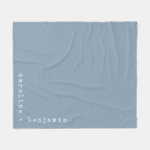 ミニマリストタイプライタータイポグラフィコーナー名（青） フリースブランケット (正面(横))