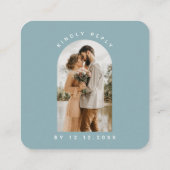 ミニマリストダスティブルーアーチフォトQrコードRSVPシック エンクロージャーカード (裏面)