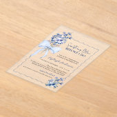ミニマリストダスティブルーフラワーズブライダルシャワー アクリル招待状 (レイダウン)
