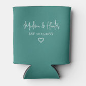 ミニマリストダークティール（緑がかった色）スクリプトモノグラム結婚式の引き出物 缶クーラー (正面)