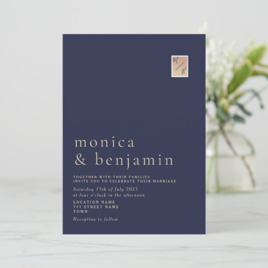 ミニマリストネイビーブルー金ゴールドモノグラムウェディング招待 招待状 (スタンド正面)