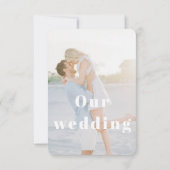 ミニマリストパステルブルーカップル写真&QRコードデシ 出欠カード (裏面)