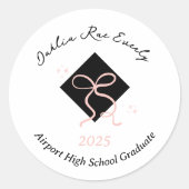 ミニマリストピンクキャップと弓の卒業 ラウンドシール (正面)