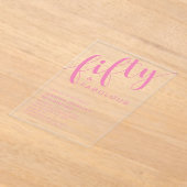 ミニマリストピンクスクリプト50誕生日 アクリル招待状 (レイダウン)