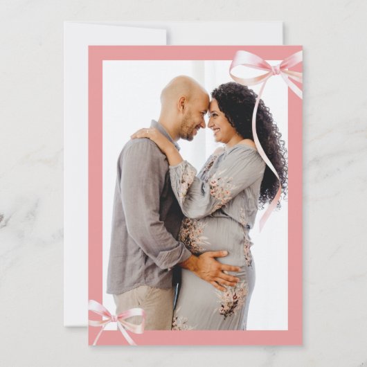 ミニマリストピンクボウその女の子の赤ちゃんシャワー 招待状 (裏面)