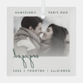 ミニマリストフォトファーストクリスマスエンゲージングリーン ガラスオーナメント (裏面)