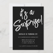 ミニマリストブラシスクリプト驚きの誕生日パーティー 招待状 (正面)