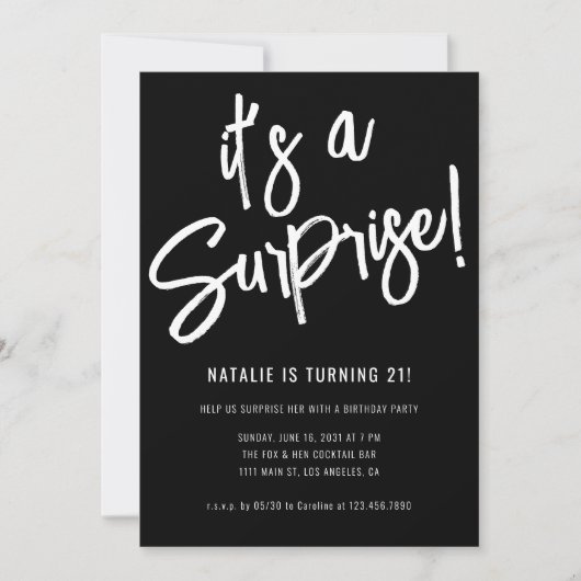 ミニマリストブラシスクリプト驚きの誕生日パーティー 招待状 (正面)