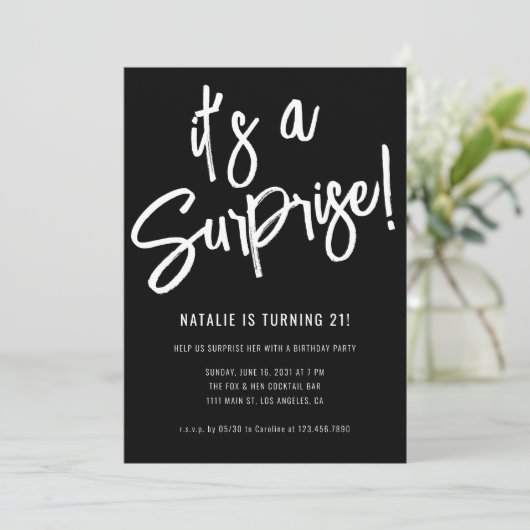 ミニマリストブラシスクリプト驚きの誕生日パーティー 招待状 (スタンド正面)