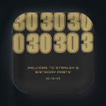 ミニマリストブラックと金ゴールド30歳の誕生日パーティー ペーパープレート<br><div class="desc">ミニマエレガントリストの黒と金ゴールドの誕生日紙のプレートははっきりした、誕生祝いのために素晴らしされる。テンプレートはパーソナライズされた、名前をカスタムする、年数、イベント日またはその他の詳細と共に使用できる。必要に応じてフォントの色を変もし更することもできます。</div>