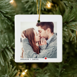 ミニマリストブラックタイポグラフィと赤いハート写真C セラミックオーナメント