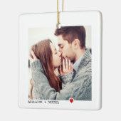 ミニマリストブラックタイポグラフィと赤いハート写真C セラミックオーナメント (左)