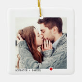 ミニマリストブラックタイポグラフィと赤いハート写真C セラミックオーナメント (正面)