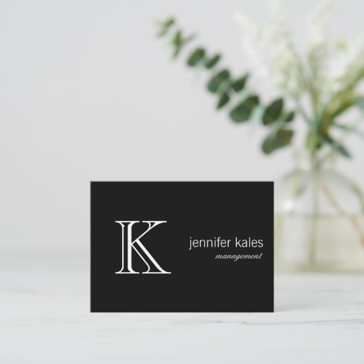 ミニマリストブラックラージクラシックモノグラム 名刺 (スタンド正面)