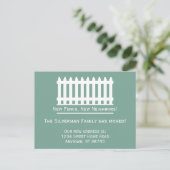 ミニマリストホワイトピケットフェンスオングリーン引っ越しました ポストカード (スタンド正面)