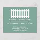 ミニマリストホワイトピケットフェンスオングリーン引っ越しました ポストカード (正面)