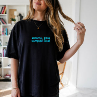 ミニマリストマウンテンTシャツ シンプルなライン デザイン Tシャツ