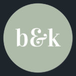 ミニマリストモノグラムイニシャルセージグリーン結婚ズ ラウンドシール<br><div class="desc">モダン、ミニマルミニマ結婚リストのデザインと音色の大はっきりした文字:セージ、ライトグリーン(色、フォント、文字、サイズ変更が可能)。日付と新郎新婦モノグラムモノグラムの(イニシャル)。結婚式招待状封筒のシール若いカップルに最適な秋/秋結婚の。</div>