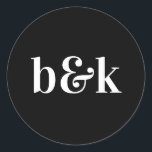 ミニマリストモノグラムイニシャル結婚白黒 ラウンドシール<br><div class="desc">モダン, ミニマル，ミニマ結婚リストのデザインと音色の大はっきりした文字：白黒(色，フォント, 文字，サイズ変更が可能).日付と新郎新婦モノグラムモノグラムの(イニシャル)。結婚式招待状封筒のシール若いカップルに最適な秋/秋結婚の。</div>