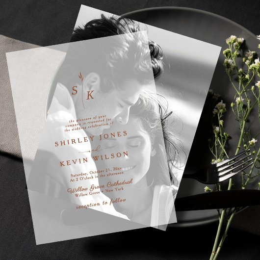 ミニマリストリーフモノグラムテラコッタモダン結婚ズ ベラム紙招待状