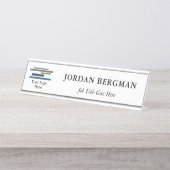 ミニマリストロゴ名のタイトルを白にする デスクネームプレート (正面)