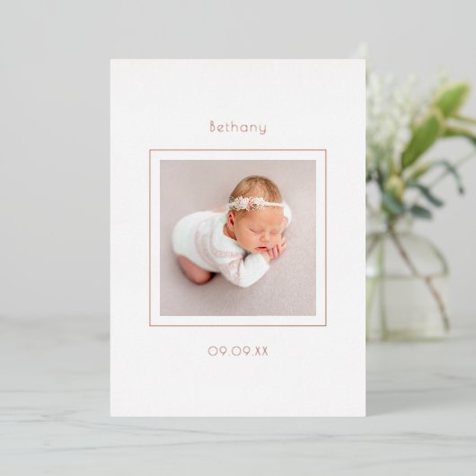 ミニマリスト写真ベビーガール誕生の発表フォイル 箔招待状 (立ち正面)