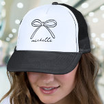 ミニマリスト手描き弓の名前 キャップ<br><div class="desc">名モノグラムシンプルミニマリストTrucker Hat.このトレンディーとスタイリッシュトラック帽は上に手独身ので弓を描き、下の手書き台本の書道の名前と組エレガントみ合わせている。弓と名前は両方とも現在は黒いが、任意の色にすることができる、それはtouchを愛する誰もが多目的なアクセサリーパーソナライズされたにする。弓は今のスタイルで信じられないほど高いガーリー、このシックなデザインを高めフェミニンる、甘い詳細を加えミニマルている。毎日のカジュアル衣服、バチェロレットのパーティー、または思慮深い贈り物として完璧な、エレガンスと可憐さ、そして美しさを楽にモダン兼ね備えた帽子。あなたは最新のトレンドを受け入れるか、アクセサリーを探すかどユニークうであれ、この帽子はタイムレスなスタイリッシュ選択である。</div>