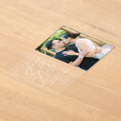 ミニマリスト書道結婚式の日付を保存 アクリル招待状 (レイダウン)