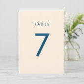 ミニマリスト海軍とベージュ色テーブル番号カード 招待状 (スタンド正面)