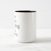 ミニマリスト犬好きの引用 ツートーンマグカップ (中央)