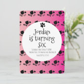 ミニマリスト猫ペットポーズピンク誕生日パーティー 招待状 (スタンド正面)