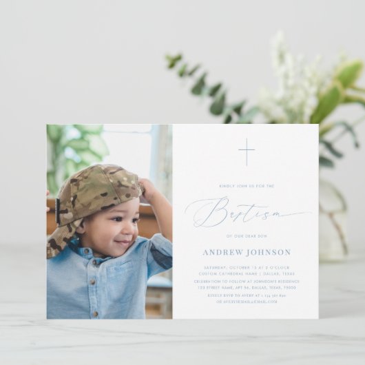 ミニマリスト白と青エレガントの写真バプテスマ 招待状 (スタンド正面)