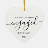 ミニマリスト白黒初めてのクリスマス 婚約した セラミックオーナメント (正面)