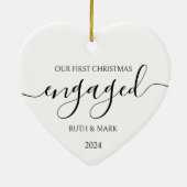 ミニマリスト白黒初めてのクリスマス 婚約した セラミックオーナメント (裏面)