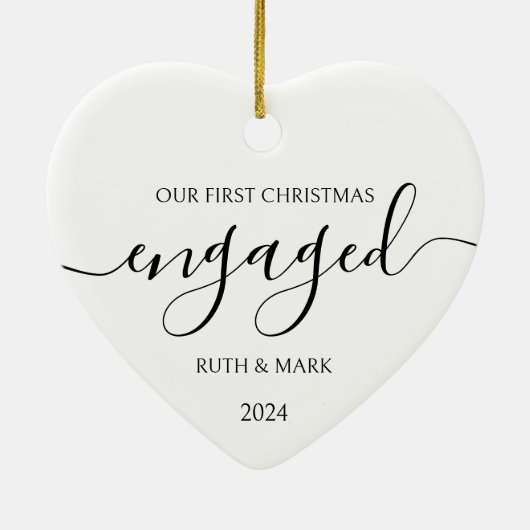 ミニマリスト白黒初めてのクリスマス 婚約した セラミックオーナメント (裏面)