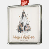 ミニマリスト私たちの最初の結婚したクリスマス3枚の写真 メタルオーナメント (左)